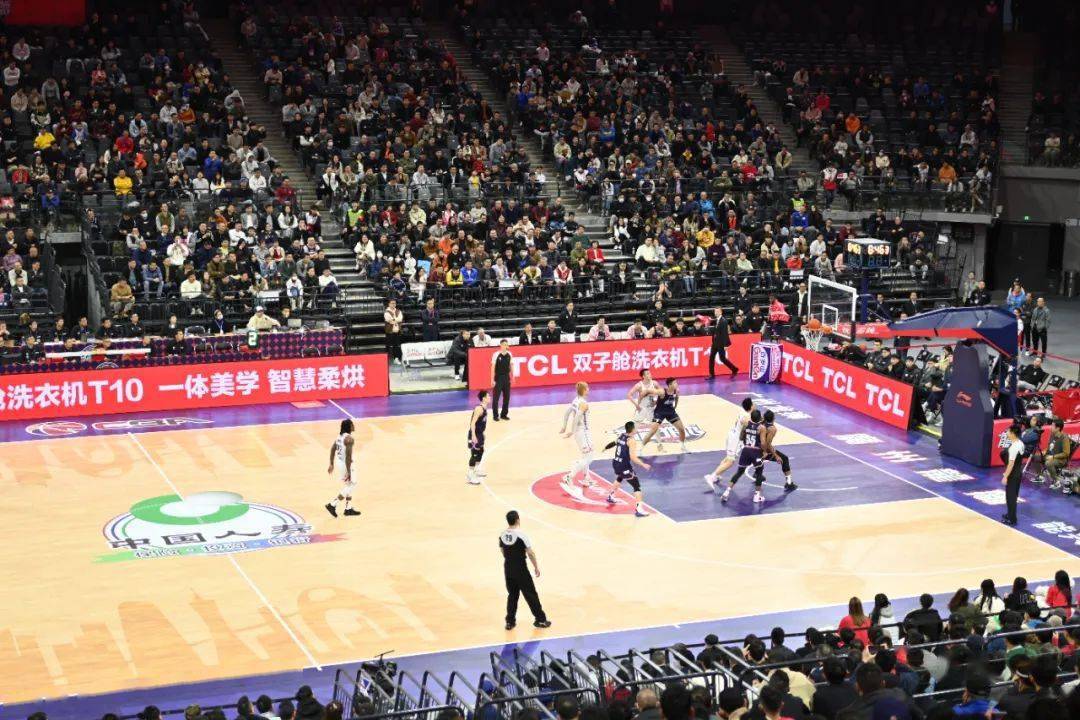 kaiyun官网-莱万多夫斯基迎来五赛季出色发挥，快船观众热烈欢呼！比赛高潮迭起(莱万多夫斯基受伤了)