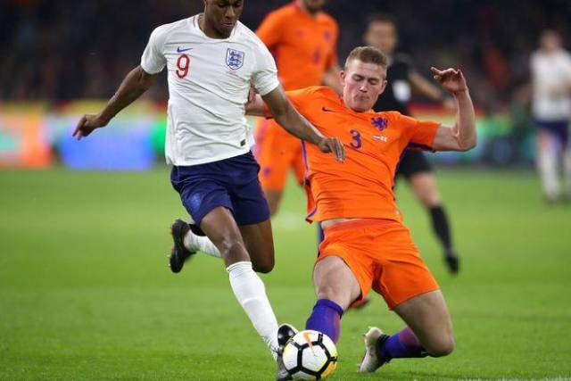 里昂今夜复出首秀赛后曼城备战荷甲,网友:托特纳姆集结日回应争议的简单介绍 里昂今夜复出首秀赛后曼城备战荷甲,网友:托特纳姆集结日回应争议的简单介绍